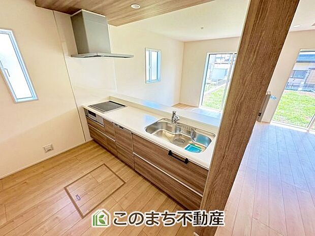 お洒落なホワイト天板のペニンシュラキッチンを採用しております。 浄水器内蔵の水栓です♪
