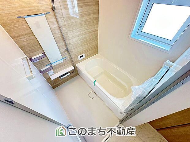 ゆったり1坪バスには換気・乾燥・暖房機能付き!! 大人も足を伸ばせるゆったり浴槽!! ご家族皆さんで入っても、一人でゆっくり入っても一日の疲れを癒してくれるお風呂です!!