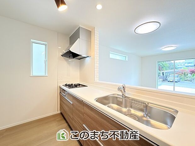 お洒落なホワイト天板のペニンシュラキッチンを採用しております。 浄水器内蔵の水栓です♪