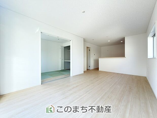 開放感のある広々としたリビング☆家族みんなでゆったりくつろげます♪ 南側から暖かな日差しが差し込みます♪キッチンからリビングの様子がよく見渡せます☆