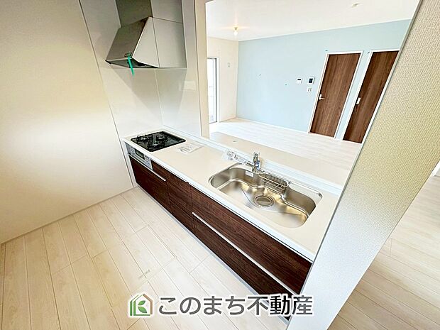 デザイン性と機能性を兼ね備えたキッチンです。リビングスペースとの一体感が生まれ、広々空間を演出してくれます。