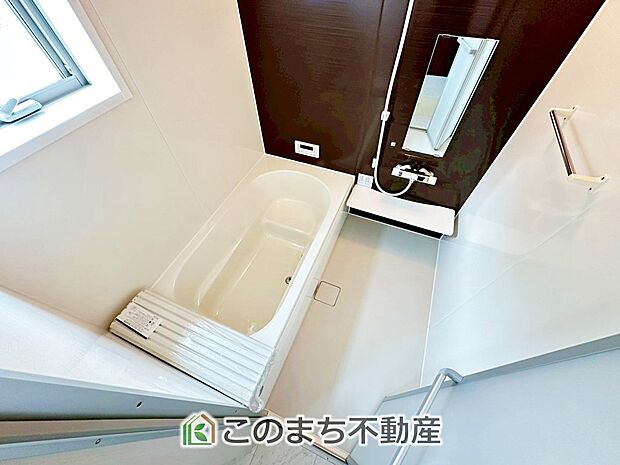 ゆったり1坪バスには換気・乾燥・暖房機能付き!! 大人も足を伸ばせるゆったり浴槽!! ご家族皆さんで入っても、一人でゆっくり入っても一日の疲れを癒してくれるお風呂です!!