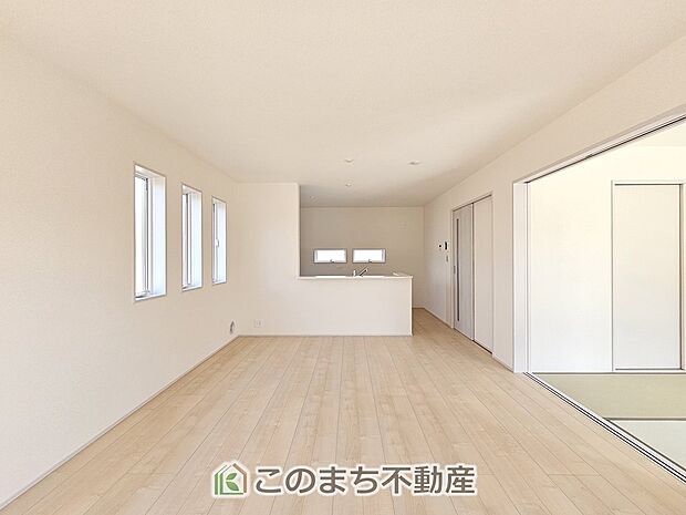 開放感のある広々としたリビング☆家族みんなでゆったりくつろげます♪ 南側から暖かな日差しが差し込みます♪キッチンからリビングの様子がよく見渡せます☆