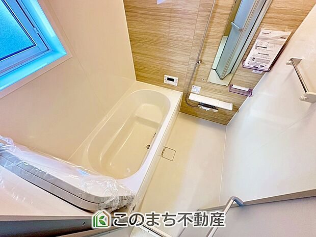 ゆったり１坪バスには換気・乾燥・暖房機能付き！！ 大人も足を伸ばせるゆったり浴槽！！ ご家族皆さんで入っても、一人でゆっくり入っても一日の疲れを癒してくれるお風呂です！！ 