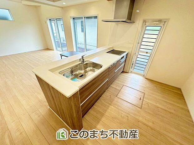 お洒落なホワイト天板のペニンシュラキッチンを採用しております。 浄水器内蔵の水栓です♪