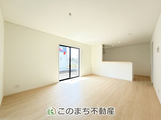 開放感のある広々としたリビング☆家族みんなでゆったりくつろげます♪ 南側から暖かな日差しが差し込みます♪キッチンからリビングの様子がよく見渡せます☆