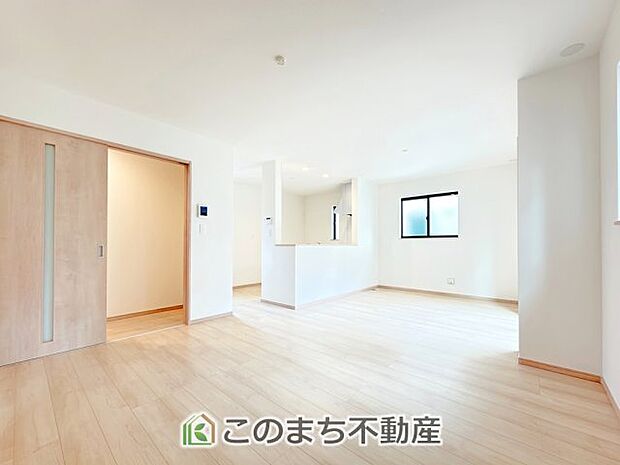 開放感のある広々としたリビング☆家族みんなでゆったりくつろげます♪ 南側から暖かな日差しが差し込みます♪キッチンからリビングの様子がよく見渡せます☆