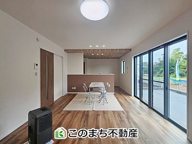 開放感のある広々としたリビング☆家族みんなでゆったりくつろげます♪ 南側から暖かな日差しが差し込みます♪キッチンからリビングの様子がよく見渡せます☆