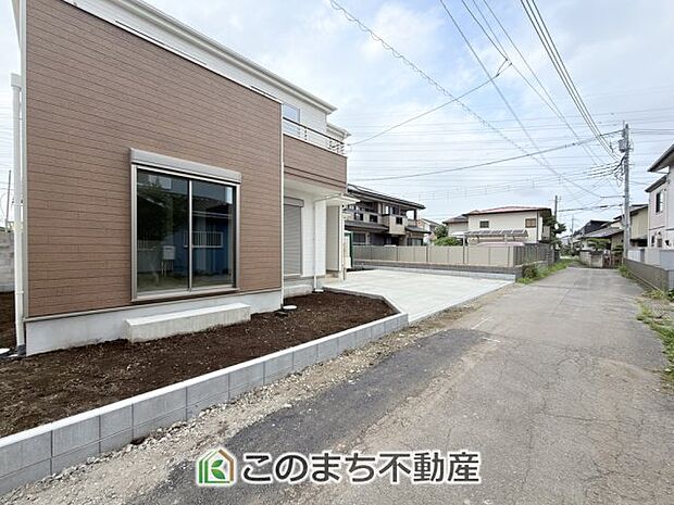 前面道路は交通量が少なく、運転が苦手な方でも落ち着いて出し入れ出来ます☆