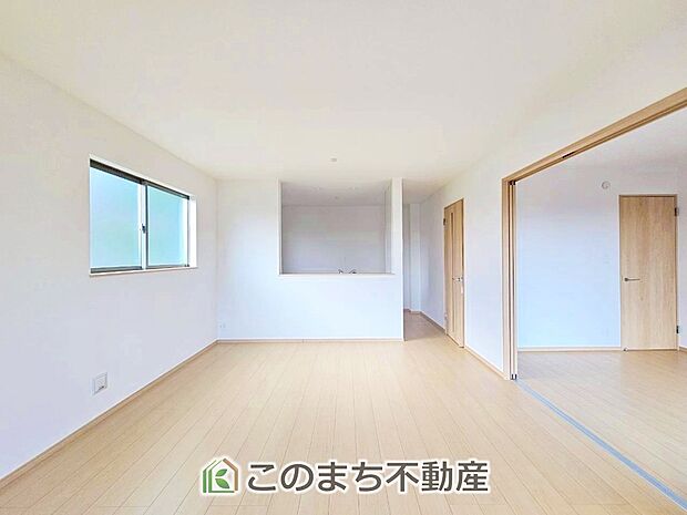 開放感のある広々としたリビング☆家族みんなでゆったりくつろげます♪ 南側から暖かな日差しが差し込みます♪キッチンからリビングの様子がよく見渡せます☆