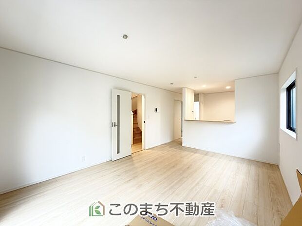 開放感のある広々としたリビング☆家族みんなでゆったりくつろげます♪ 南側から暖かな日差しが差し込みます♪キッチンからリビングの様子がよく見渡せます☆