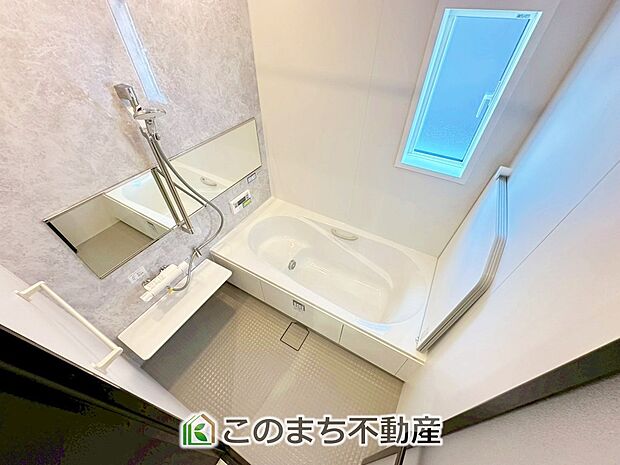 ゆったり1坪バスには換気・乾燥・暖房機能付き!! 大人も足を伸ばせるゆったり浴槽!! ご家族皆さんで入っても、一人でゆっくり入っても一日の疲れを癒してくれるお風呂です!!