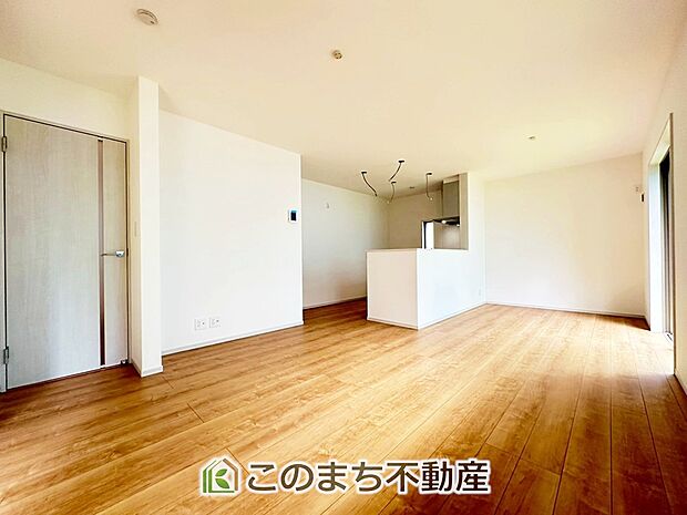 LDKは家族団欒スペースとしては十分な広さです! 大きいダイニングテーブル、カウチ付きソファ、大型TVも気兼ねなく配置可能!!