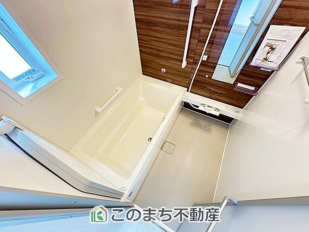 ゆったり1坪バスには換気・乾燥・暖房機能付き!! 大人も足を伸ばせるゆったり浴槽!! ご家族皆さんで入っても、一人でゆっくり入っても一日の疲れを癒してくれるお風呂です!!