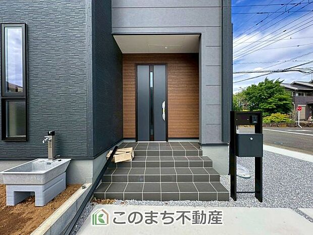 玄関周りは家の顔!スタイリッシュな玄関が特徴です!