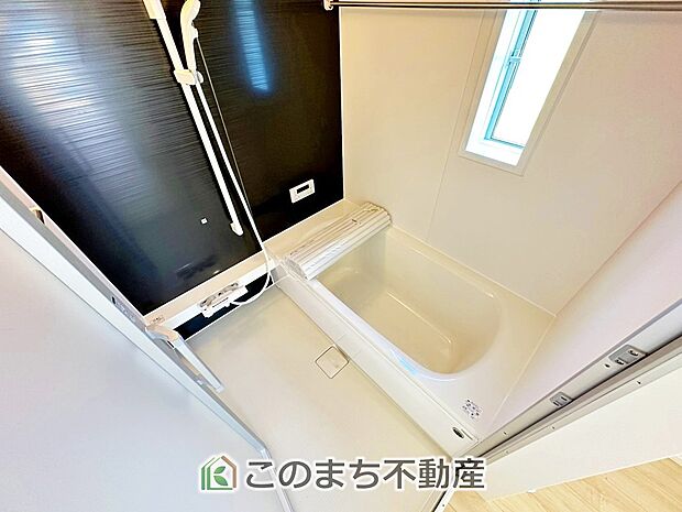 ゆったり１坪バスには換気・乾燥・暖房機能付き！！ 大人も足を伸ばせるゆったり浴槽！！ ご家族皆さんで入っても、一人でゆっくり入っても一日の疲れを癒してくれるお風呂です！！ 