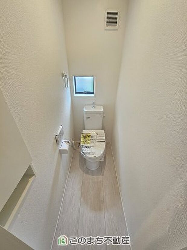 【トイレ】小窓から換気ができて清潔なトイレスペース☆