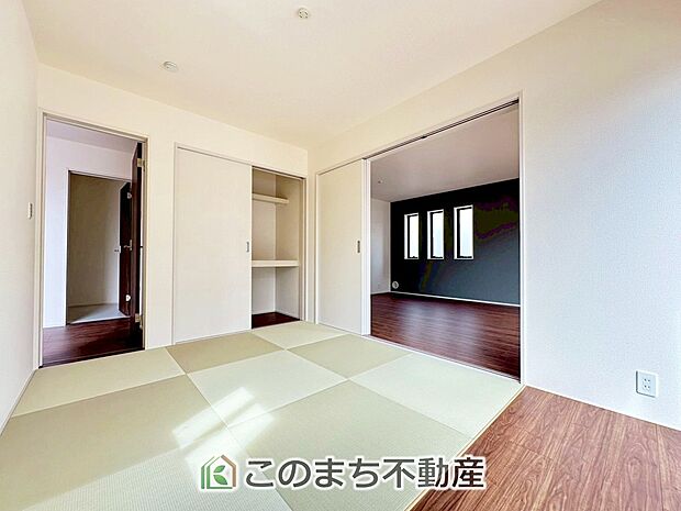 【和室】LDKに隣接しており、シーンに合わせて一体利用も可能です♪お子様のお昼寝スペースやプレイルーム・家事室・客間など、多目的にお使いいただけます。 