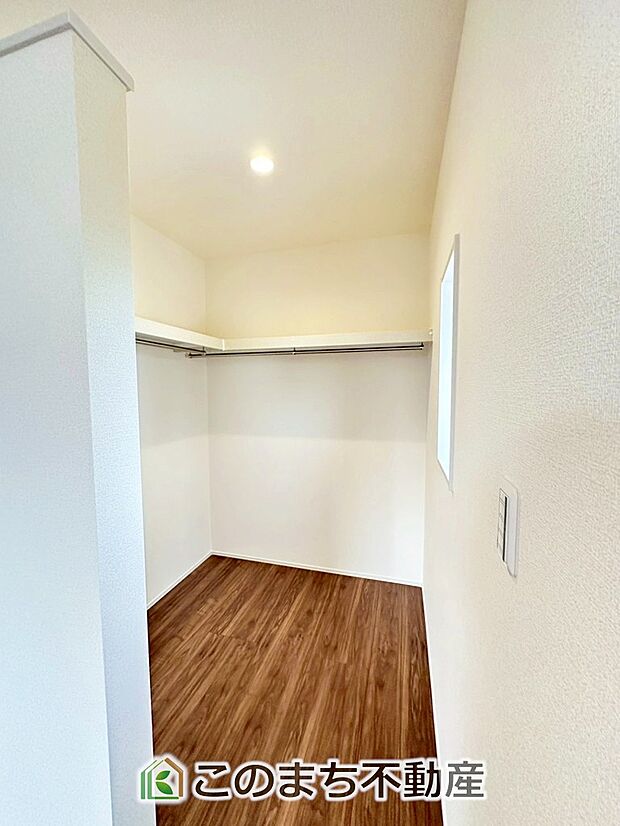 【収納】オープンタイプのウォークインクローゼットで収納もたっぷり確保しています。大型荷物も収納できて便利ですね！ 