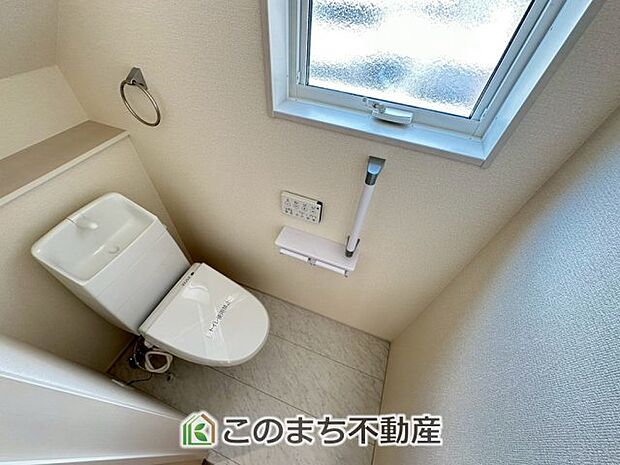 【トイレ】小窓から換気ができて清潔なトイレスペース☆