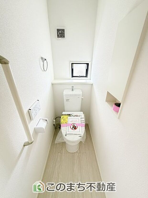 【トイレ】小窓から換気ができて清潔なトイレスペース☆