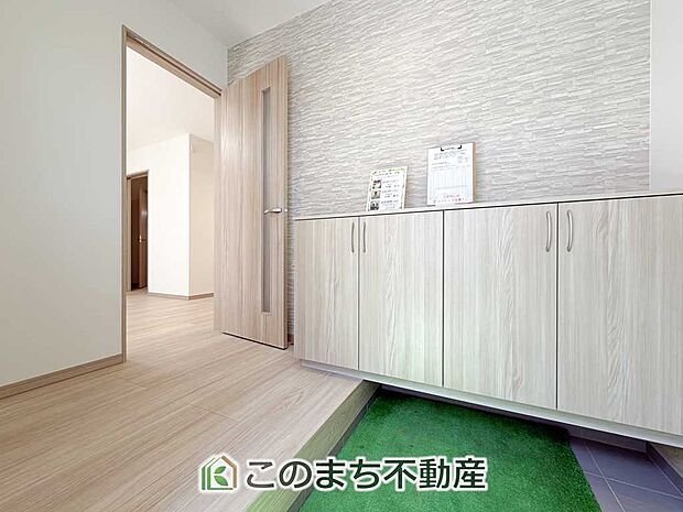 【玄関】広々とした玄関スペース♪たくさんの靴を収納できる下駄箱もございます。