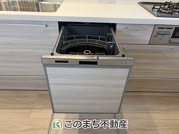 【キッチン】食器洗い乾燥機付きのシステムキッチン。家事の負担を軽減でき、忙しい毎日にも嬉しい設備です。3口ガスコンロ付きで料理も快適に楽しめます。