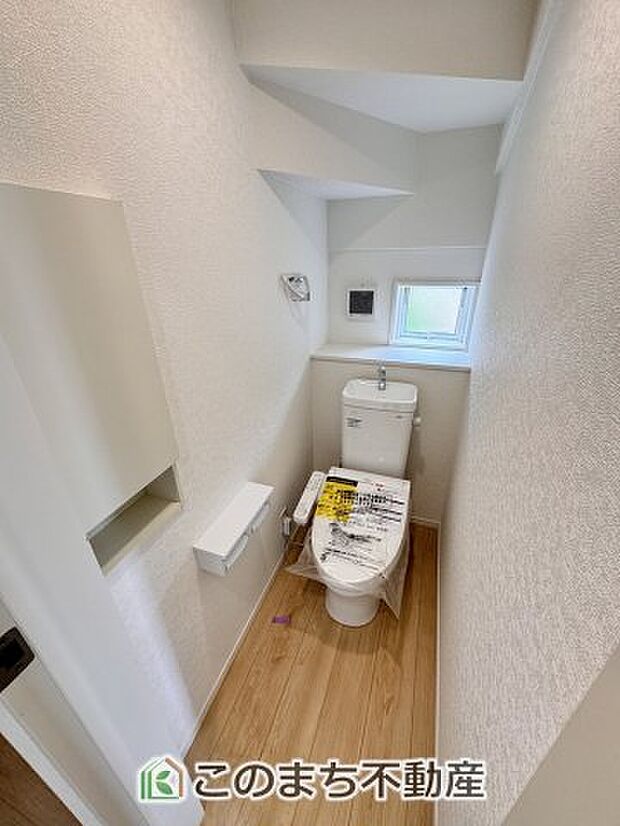 【トイレ】小窓から換気ができて清潔なトイレスペース☆
