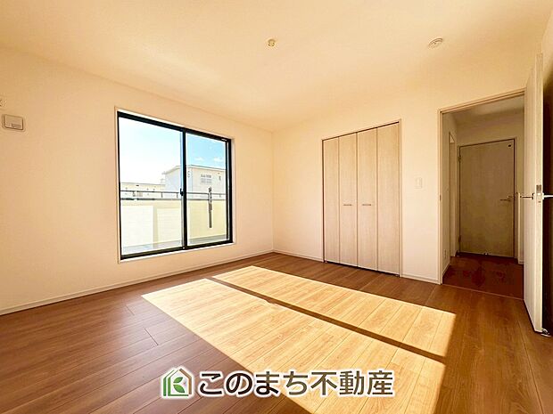 【洋室】陽光がふんだんに降り注ぐお部屋です。陽だまりの空間で、プライベートなお家時間も快適にお過ごしいただけます♪ 