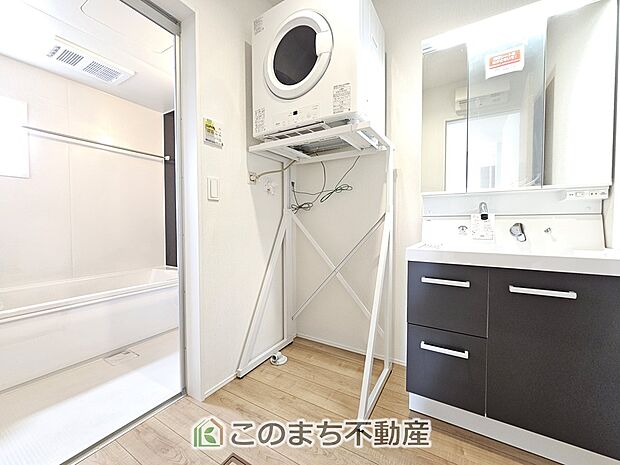 【洗面】身支度に便利なシャワー付きの洗面台です。帰宅時の手洗いもスムーズ！小窓が備わっており、湿気のこもりがちな空間の換気にも役立ちます◎