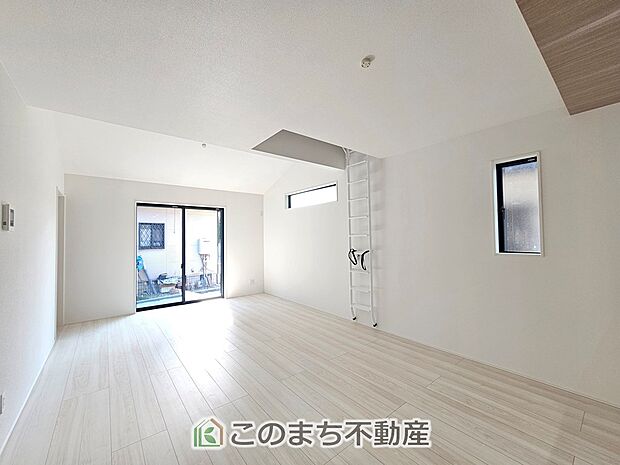 【居間・リビング】大きな窓で明るいリビングです！家具を置いても十分なゆとりがございます☆