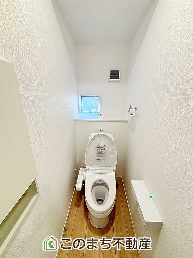 【トイレ】小窓から換気ができて清潔なトイレスペース☆