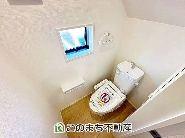 【トイレ】小窓から換気ができて清潔なトイレスペース☆温水洗浄便座搭載です！ 