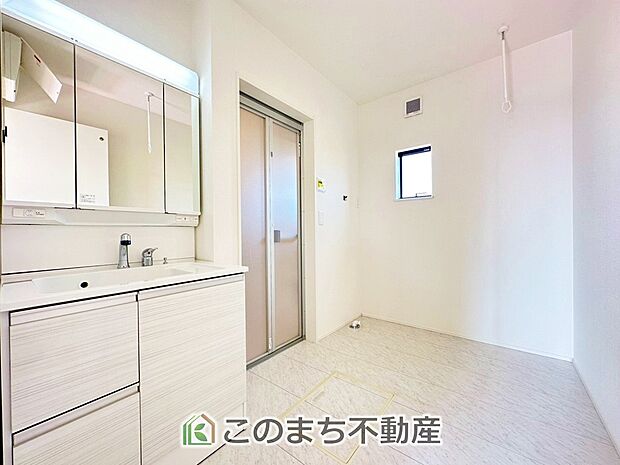 【洗面】同社施工物件の写真です。※建具やフローリング、その他仕様が違う場合がございます。シャンプードレッサーで朝の身支度♪伸びるホースでお掃除も簡単清潔です！