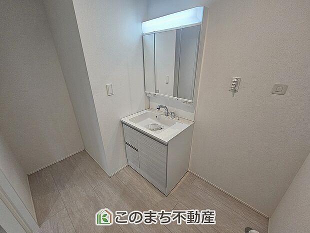 【洗面】シャンプードレッサーで朝の身支度♪伸びるホースでお掃除も簡単清潔です!