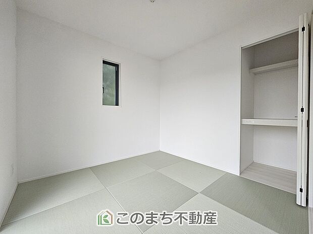 【和室】お子様のお昼寝にも便利な和室です。大きな窓から暖かな日差しが差し込みます♪