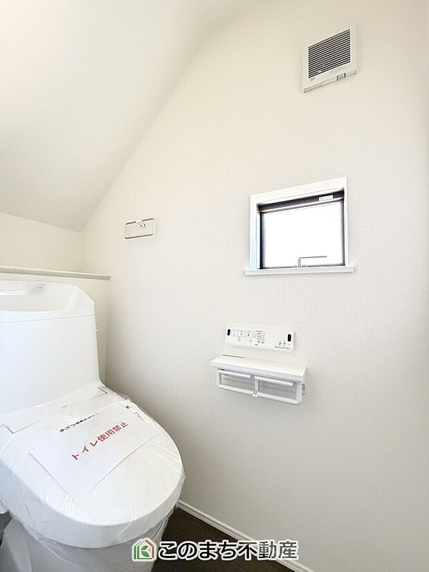 【トイレ】小窓から換気ができて清潔なトイレスペース☆