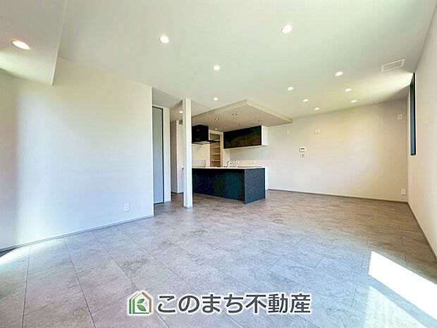 【居間・リビング】オープンでのびやかな空間を生み出す、こだわりの広がりとゆとり。家族と過ごす時間を大切にしたい方にぴったりの明るくゆとりある住空間です。 