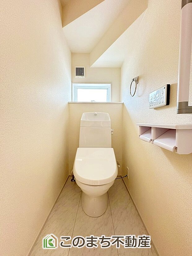 【トイレ】小窓から換気ができて清潔なトイレスペース☆温水洗浄便座搭載です！ 
