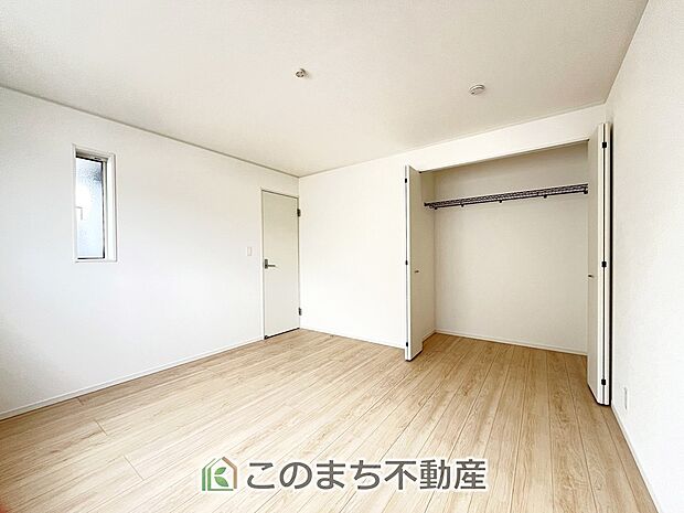 【洋室】陽光がふんだんに降り注ぐお部屋です。陽だまりの空間で、プライベートなお家時間も快適にお過ごしいただけます♪ 