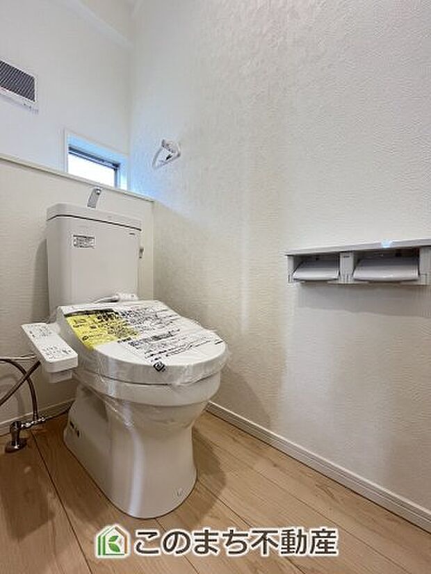 【トイレ】小窓から換気ができて清潔なトイレスペース☆