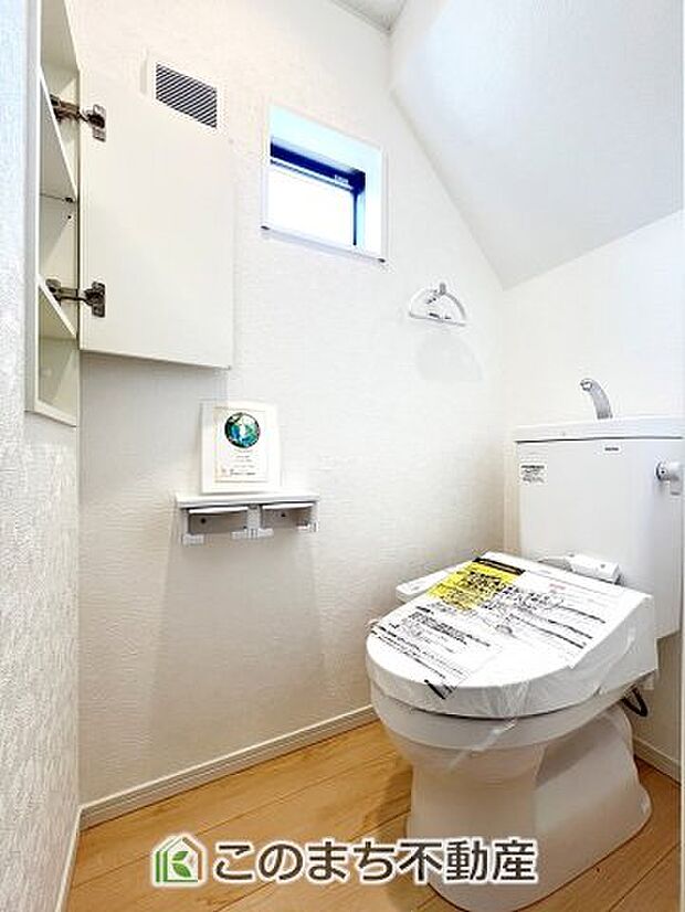 【トイレ】小窓から換気ができて清潔なトイレスペース☆温水洗浄便座搭載です！ 