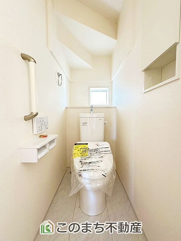 【トイレ】小窓から換気ができて清潔なトイレスペース☆温水洗浄便座搭載です！ 