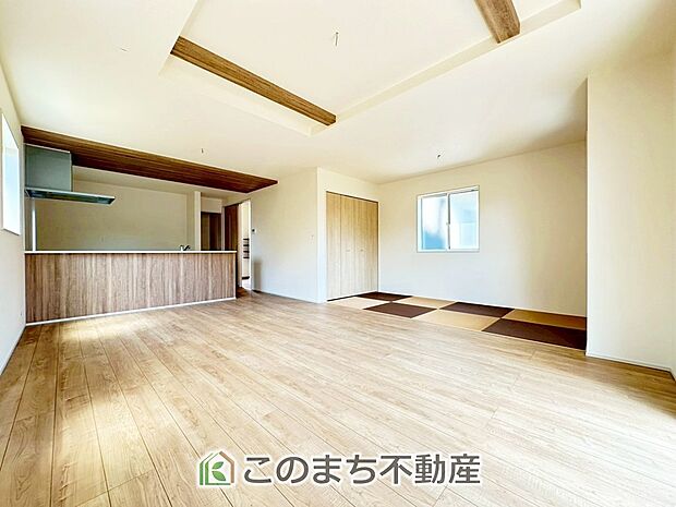 【居間・リビング】オープンでのびやかな空間を生み出す、こだわりの広がりとゆとり。家族と過ごす時間を大切にしたい方にぴったりの明るくゆとりある住空間です。 