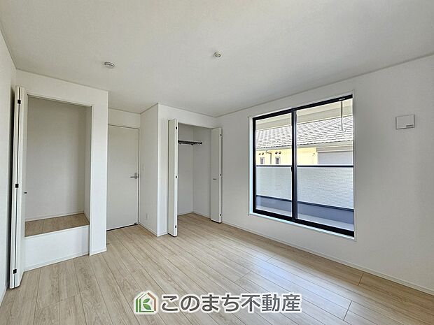 【洋室】洋室はお手入れのしやすいフローリング仕様です。普段はフロアモップなどを使って、簡単にお掃除していただけます◎