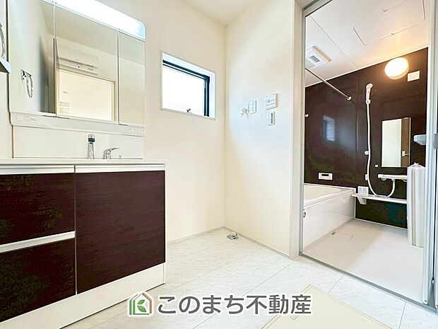 【独立洗面台】脱衣所は広々としておりますので、お子様のお着替えもストレスなくできます！ 