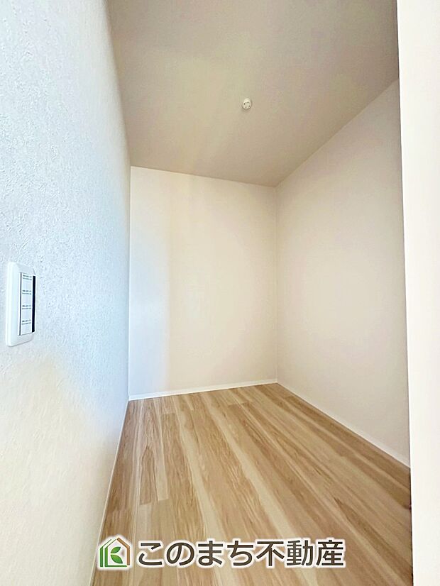 【収納】オープンタイプのウォークインクローゼットで収納もたっぷり確保しています。大型荷物も収納できて便利ですね！ 