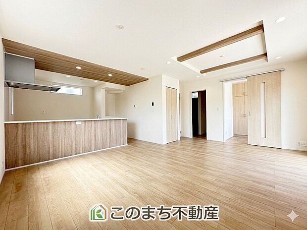 【居間・リビング】オープンでのびやかな空間を生み出す、こだわりの広がりとゆとり。家族と過ごす時間を大切にしたい方にぴったりの明るくゆとりある住空間です。