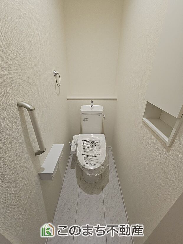 【トイレ】同社施工物件の写真です。※建具やフローリング、その他仕様が違う場合がございます。