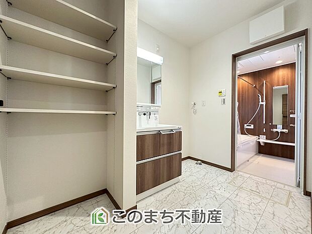 【洗面】脱衣所は広々としておりますので、お子様のお着替えもストレスなくできます！ 